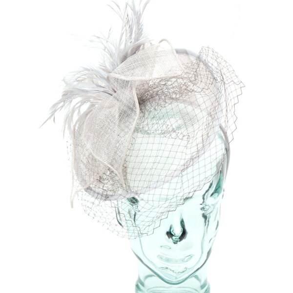 Grauer Sinamay Stirnband Fascinator, Akzentuiert Mit Federn, Blume Und Schleier von RepublicofPigtails