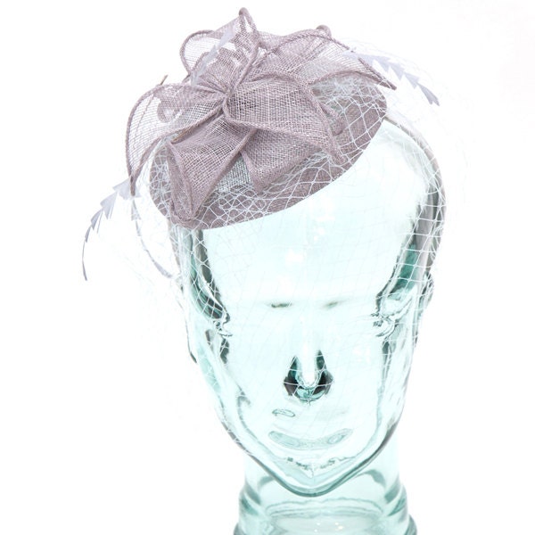 Grauer Sinamay Stirnband Fascinator, Akzentuiert Mit Schleier, Federn Und Blume von RepublicofPigtails