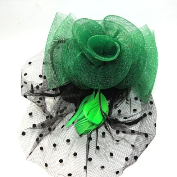 Grüner Fascinator Mit Birnenförmigem Sockel, Befestigt Zwei Clips von RepublicofPigtails