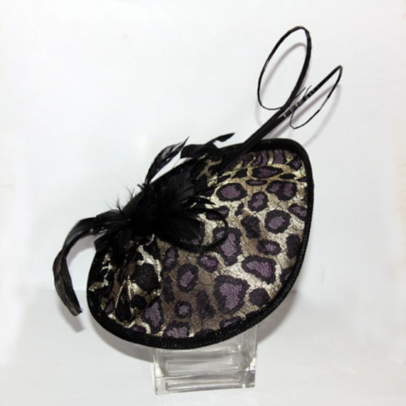 Lila/Schwarz/Gold Sinamay Leoparden Print Stirnband Fascinator, Akzentuiert Mit Federn von RepublicofPigtails