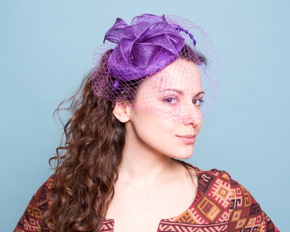 Lila Sinamay Stirnband Fascinator, Akzentuiert Mit Schleier, Federn Und Blume von RepublicofPigtails