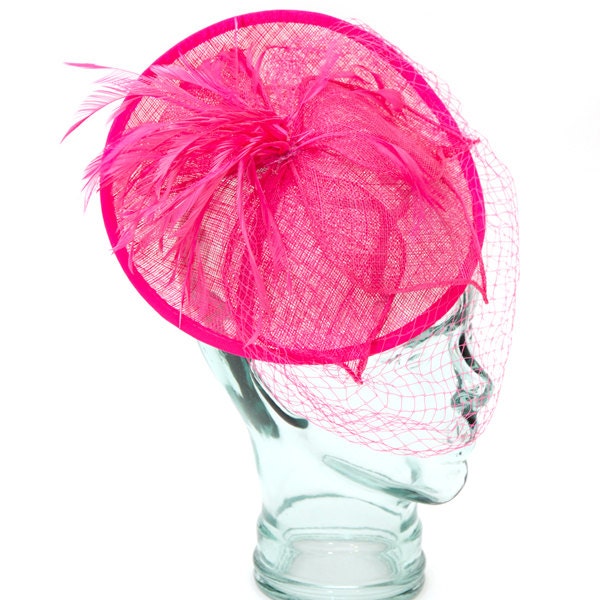 Rosa Rosen Sinamay Stirnband Fascinator, Akzentuiert Mit Federn, Blume Und Schleier von RepublicofPigtails