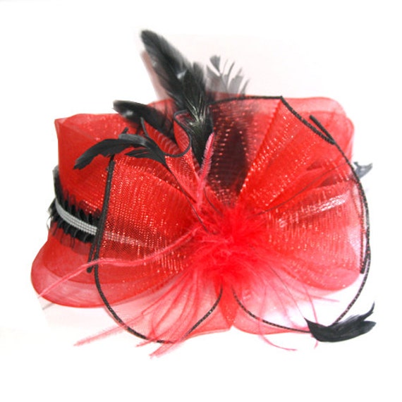 Roter Fascinator Mit Federn Und Band von RepublicofPigtails