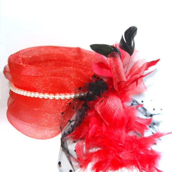 Roter Fascinator Mit Tüll Und Perlen, Feder Akzentuiert von RepublicofPigtails