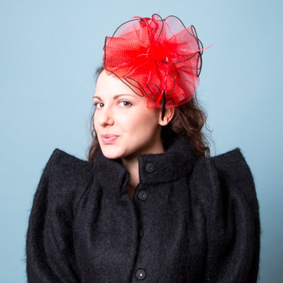 Rotes Stirnband Fascinator Mit Federn Akzentuiert von RepublicofPigtails