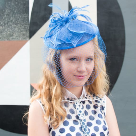 Royal Blue Sinamay Stirnband Fascinator, Akzentuiert Mit Federn, Blume Und Schleier von RepublicofPigtails