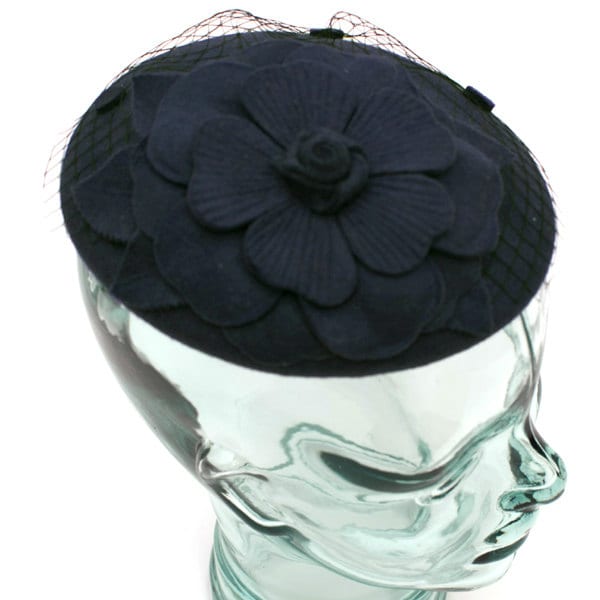 Schwarz Vintage Stil Filzhut Akzentuiert Mit Blume von RepublicofPigtails