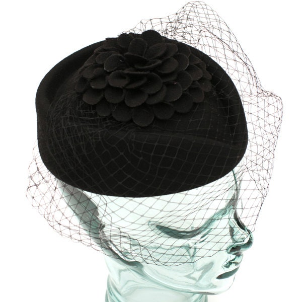Schwarze Filzmütze Im Vintage Stil Mit Blume Und Schleier Akzentuiert von RepublicofPigtails