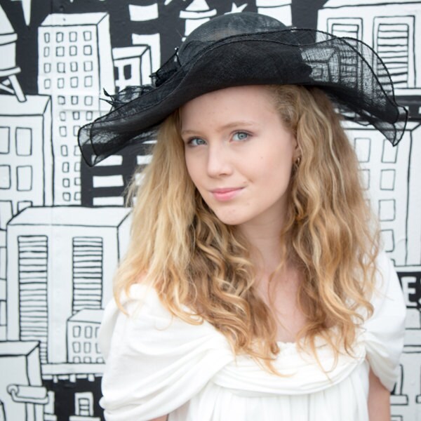 Schwarzer Hut/ Derbyhut Mit Federn Und Blume von RepublicofPigtails