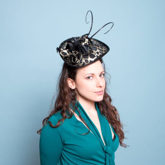 Schwarzer Sinamay Leoparden Print Stirnband Fascinator, Akzentuiert Mit Federn von RepublicofPigtails