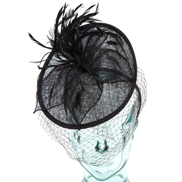 Schwarzer Sinamay Stirnband Fascinator, Akzentuiert Mit Federn, Blume Und Schleier von RepublicofPigtails