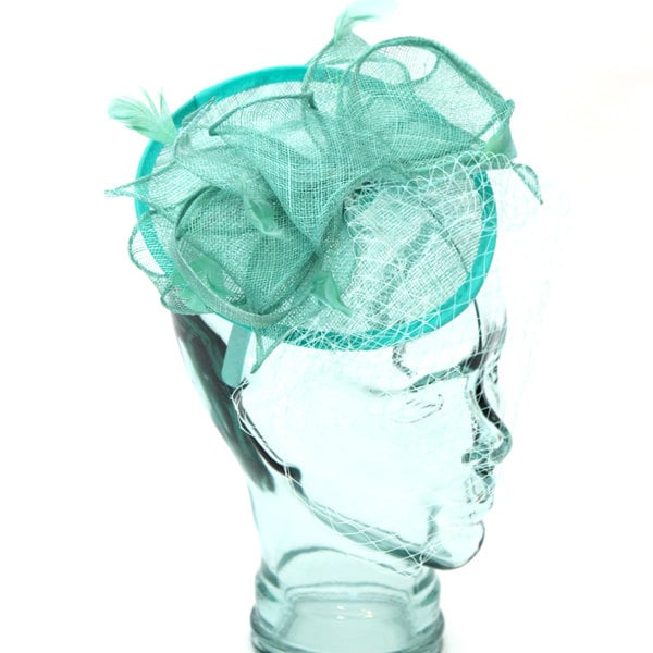 Seafoam Green Sinamay Stirnband Fascinator, Akzentuiert Mit Schleier Und Federn von RepublicofPigtails