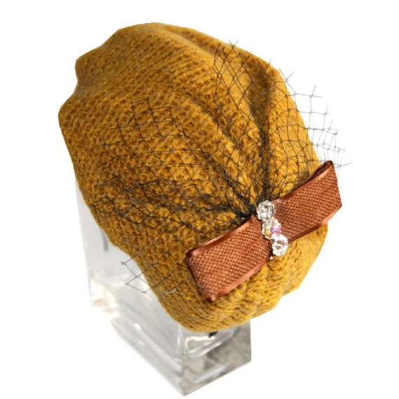 Senffarbenes Woll Topi/ Stirnband/ Fascinator Mit Netzstoff, Schleife Und Schmuck von RepublicofPigtails