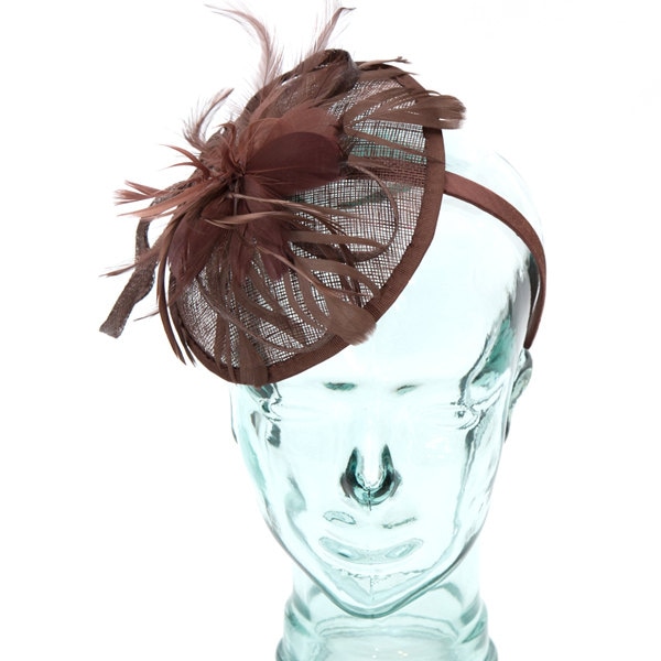 Sinamay Fascinator in Braun, Akzentuiert Mit Federn Und Blume von RepublicofPigtails