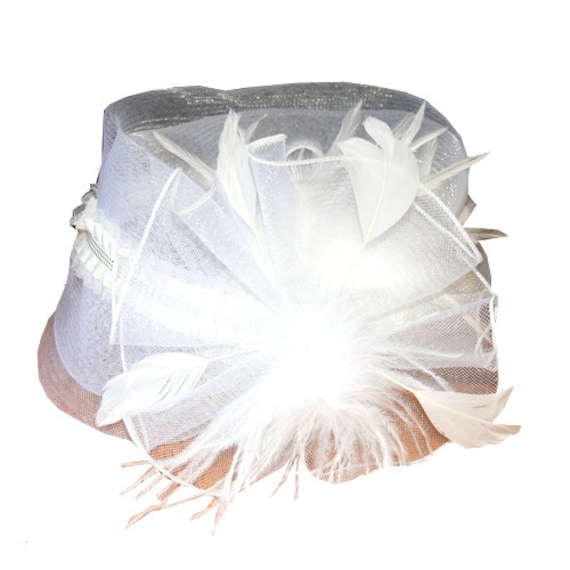 Weißer Fascinator Mit Federn Und Schleife von RepublicofPigtails