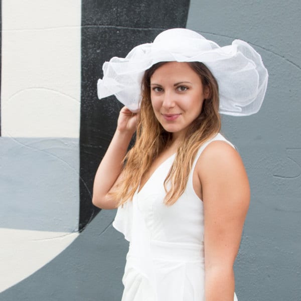 Weißer Hut/ Derbyhut Mit Federn Und Blume von RepublicofPigtails