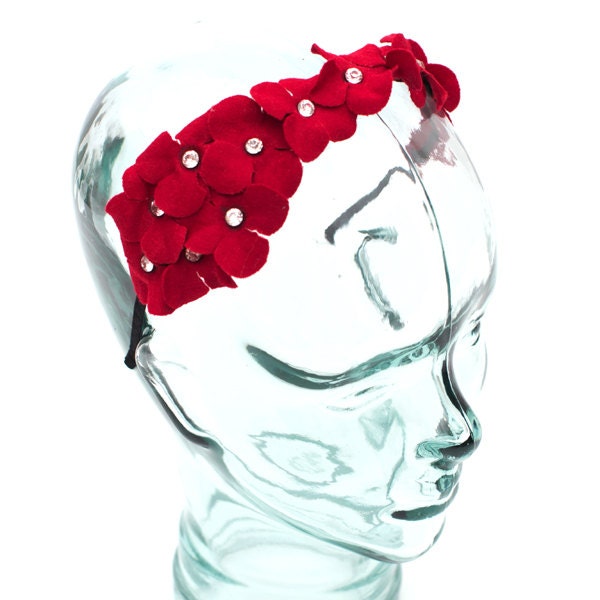 stirnband Akzentuiert Mit Einer Filzblüte Und Schmucksteinen, Farbe Scarlet von RepublicofPigtails