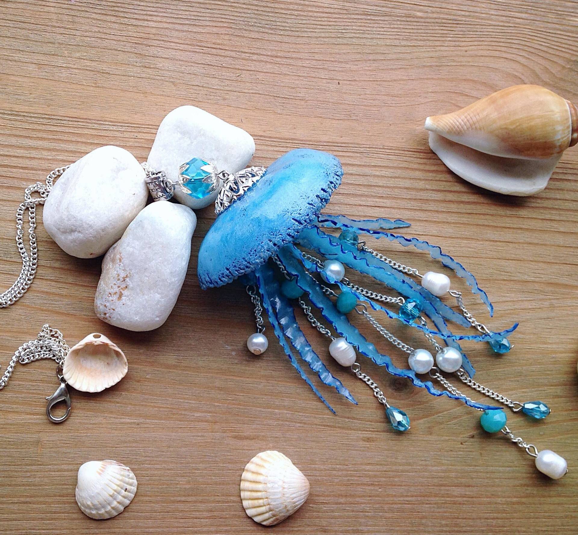Blaue Quallen Halskette Mermaid Ocean Schmuck. Meeresliebhaber. Sommerferien. Süßwasser-Birne Blaue Quallen Halskette Mermaid Ocean Schmuck. Meeresliebhaber. Sommerferien. Süßwasser-Birne von RereshechkaDesign