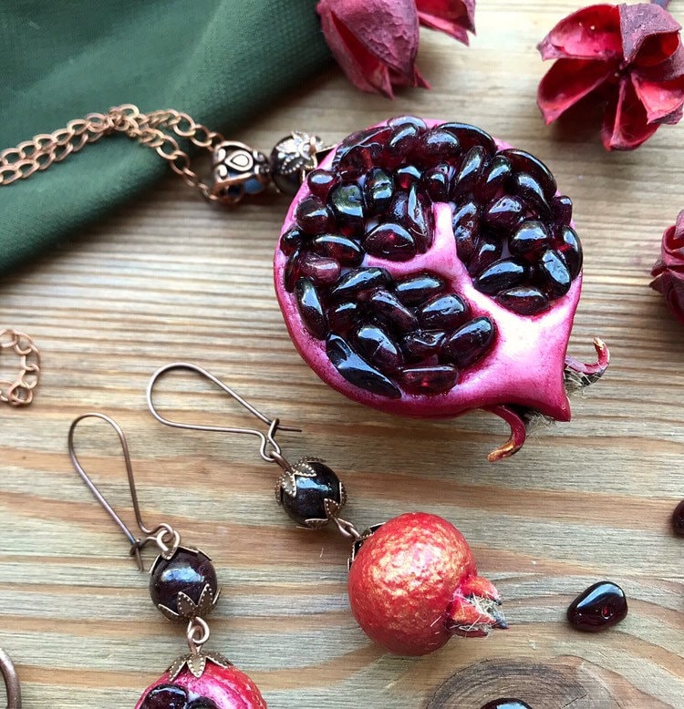 Granat Ohrstecker Set Persephone Symbol Schmuck. Obst-Anhänger. Valentinstag. Januar Geburtsstein Granat Ohrstecker Set Persephone Symbol Schmuck. Obst-Anhänger. Valentinstag. Januar Geburtsstein von RereshechkaDesign
