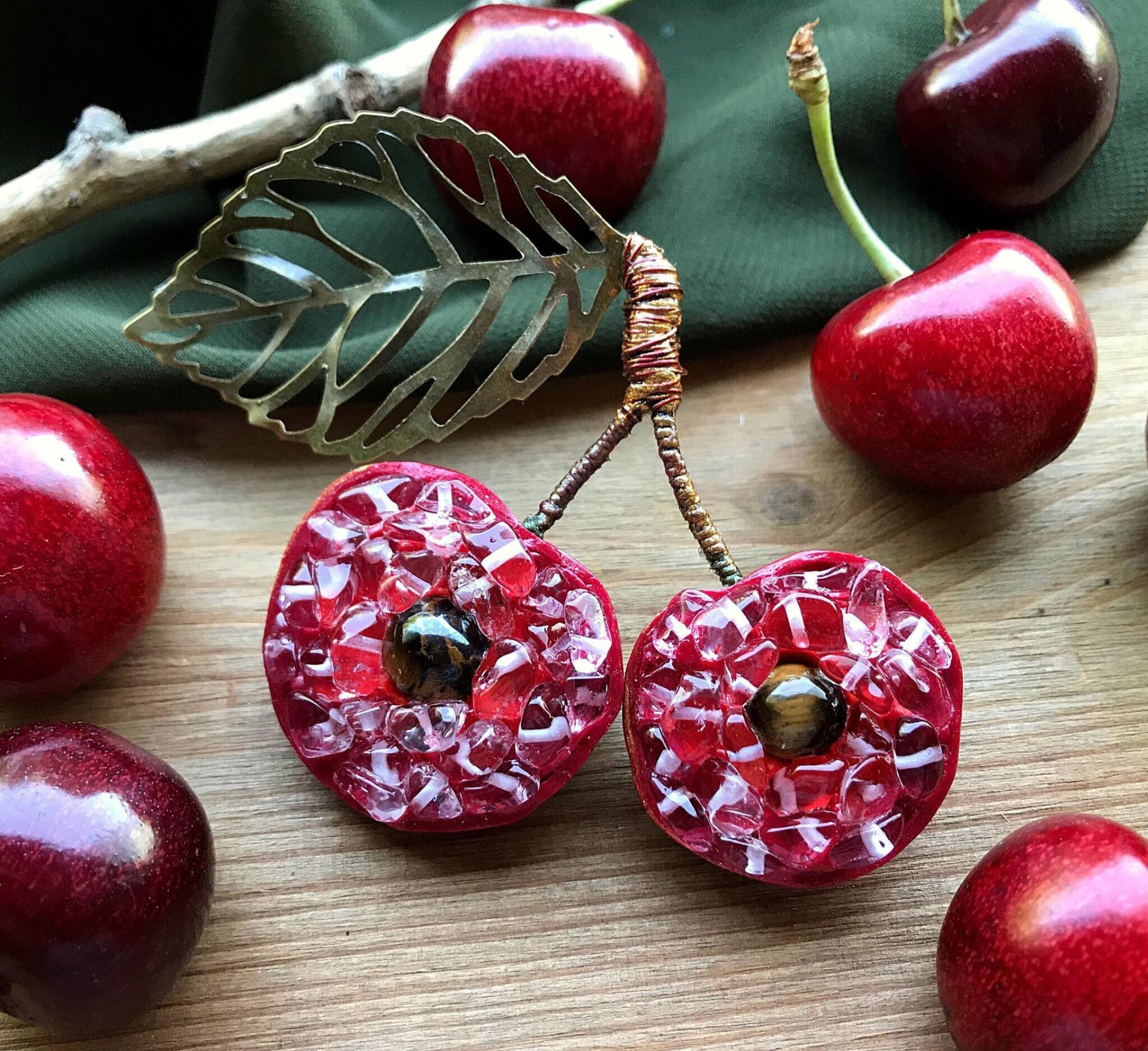 Kirsch Brosche Bergkristall Anstecknadel, Sommergarten Schmuck, Rote Beere, Roter Statement Brosche, Leuchtendes Accessoire Kirsch Brosche Bergkristall Anstecknadel, Sommergarten Schmuck, Rote Beere, Roter Statement Brosche, Leuchtendes Accessoire von RereshechkaDesign