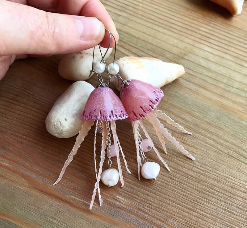 Rosa Quallen Ohrringe Meerjungfrau Perle Ozean Schmuck. Meeresliebhaber. Meeresbiologie. Insel Urlaub Rosa Quallen Ohrringe Meerjungfrau Perle Ozean Schmuck. Meeresliebhaber. Meeresbiologie. Insel Urlaub von RereshechkaDesign