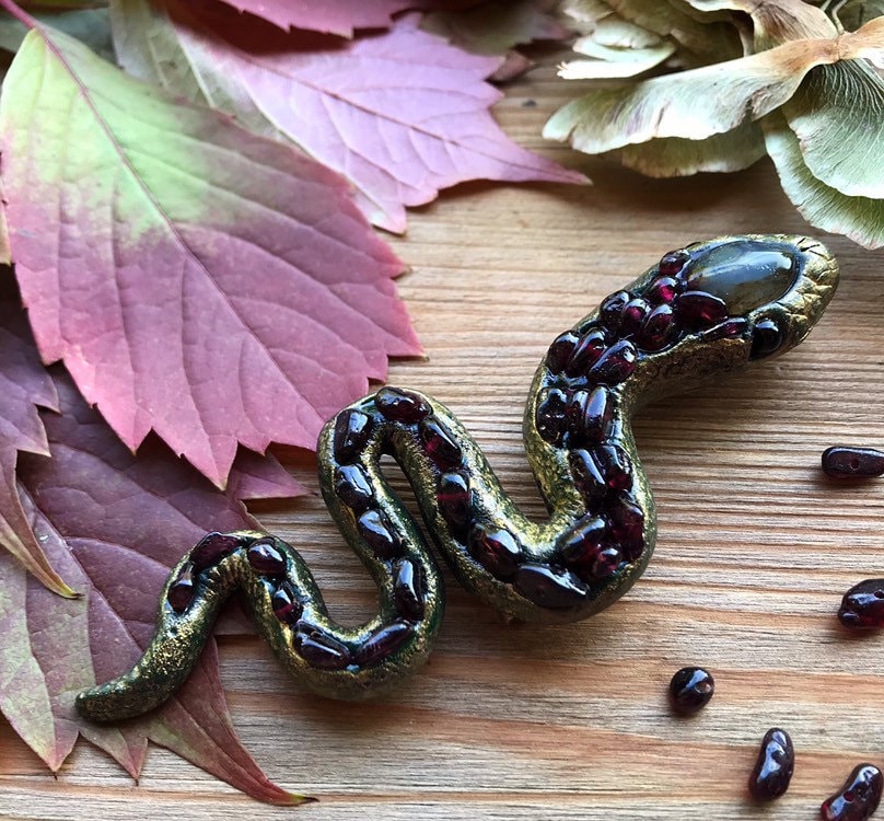 Schlangen Brosche Granatnadel. Geschnitzte Reptilien Schmuck. Handgemachter Tierschmuck. Ausgefallenes Accessoire Schlangen Brosche Granatnadel. Geschnitzte Reptilien Schmuck. Handgemachter Tierschmuck. Ausgefallenes Accessoire von RereshechkaDesign