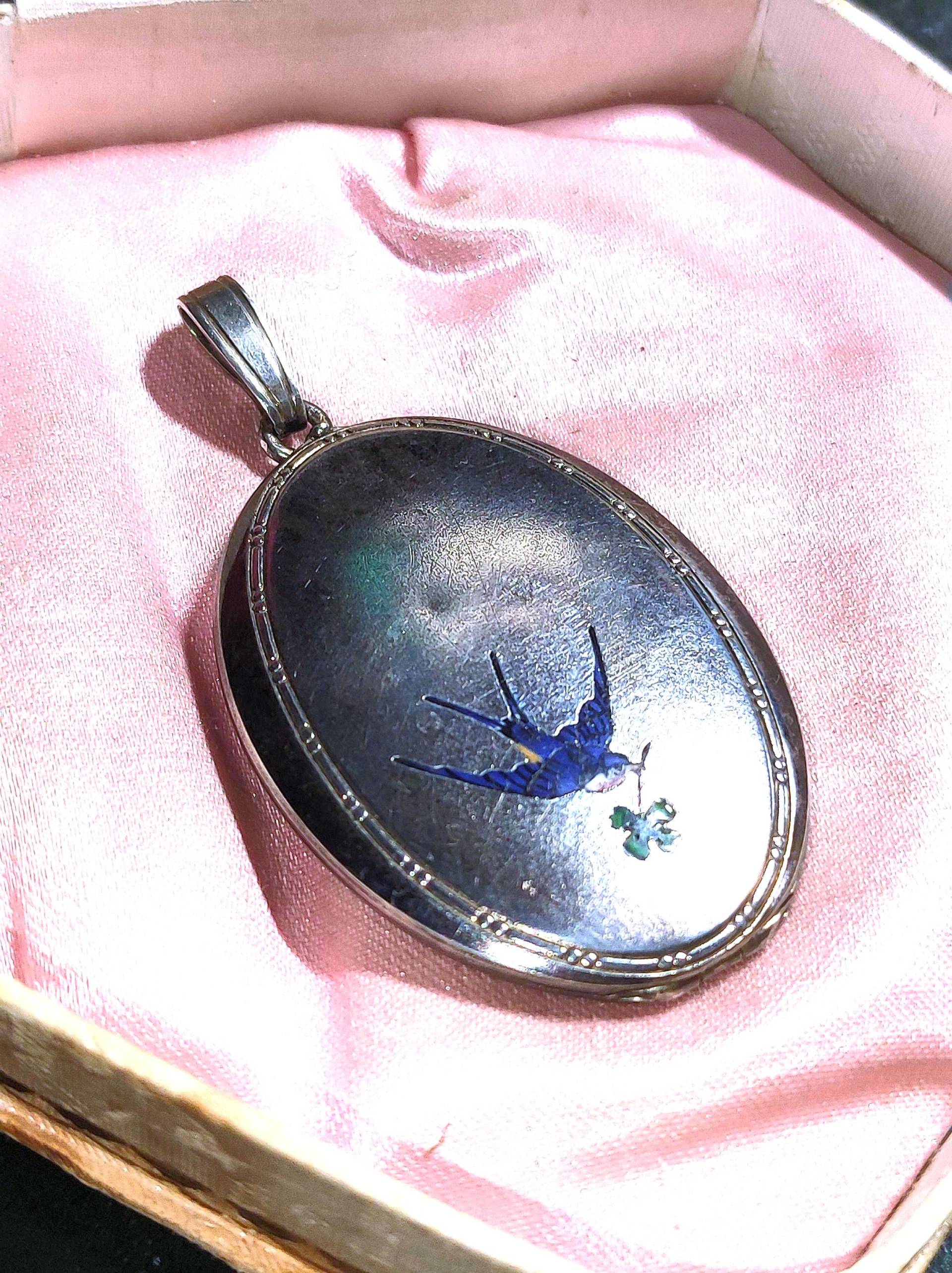 Antikes Schwalbe Guilloche Medaillon Anhänger 925 Silber Zum Öffnen Um 1920 Glücksamulett Lucky Charm Locket 1920S Trincket von Residenzler
