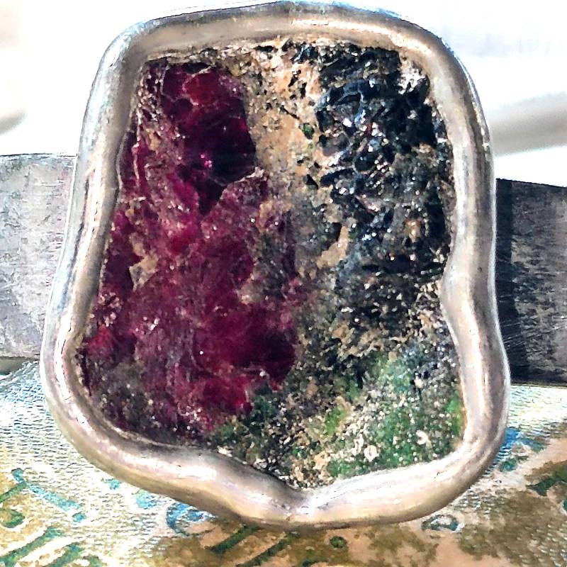 Rubin Zoisit Natur Edelstein Armreifen Handgefertigt Zinn 1960Er Vintage von Residenzler