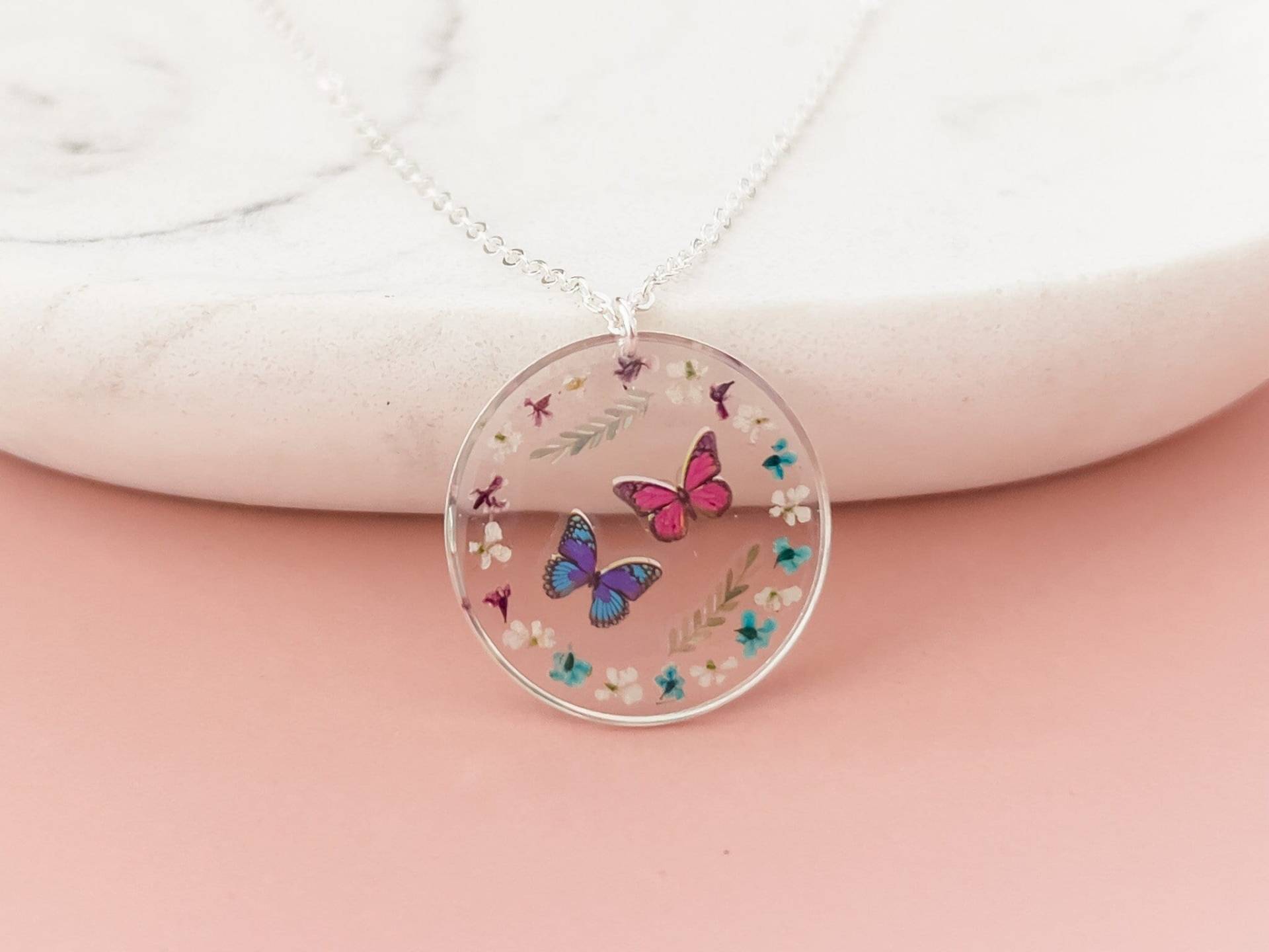 Zwei Schmetterlinge Halskette Für Frauen, Bunte Schmetterling Harz Echte Blume Anhänger Geschenk Sie, Bridesmaid Favor Schmuck von ResinArtbyLauraJayne