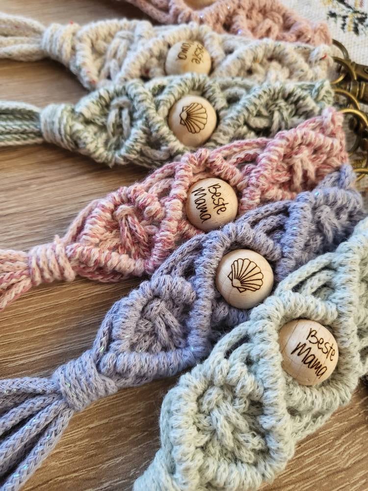 Makramee Schlüsselanhänger Mit Holzperle Personalisiert von ResinKunstvonJessica