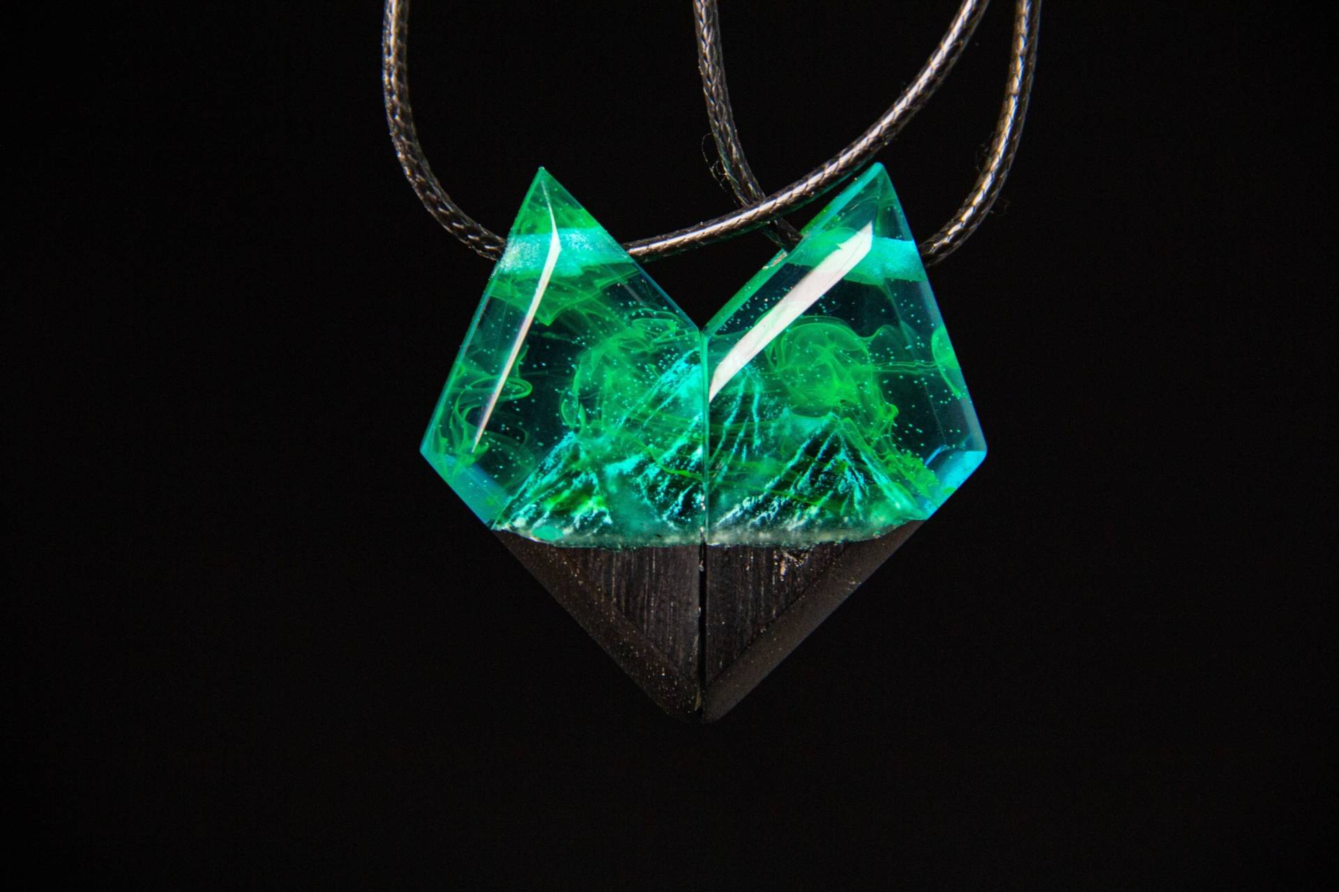 Paar Halsketten, Aurora Borealis, Berg Halskette, Handgeschnitzter Anhänger, Für Frauen Und Männer, Geburtstagsgeschenk, Einzigartiges Geschenk von ResinLampJewelry