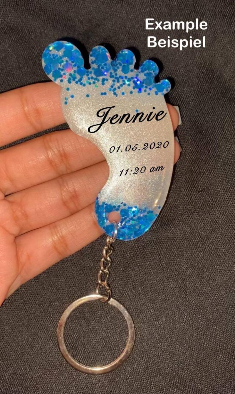 Benutzerdefinierte Harz Baby Fuß Schlüsselring - Personalisierter Name Babypartygeschenk | Handgefertigtes Neugeborenen Geschenk von ResinRaysss