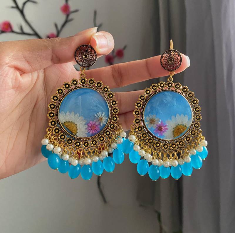 Blau Und Gold Resin Jhumkis Mit Echten Blumen - Handgemachte Ohrringe | Harz-Ohrringe von ResinRaysss