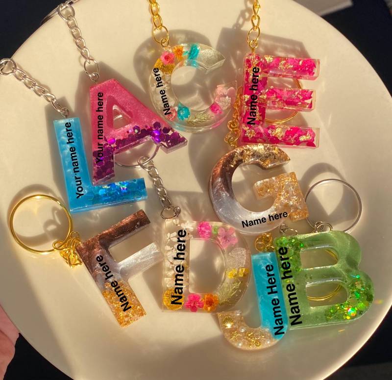 Verschiedene Farben Harz Buchstaben Schlüsselanhänger/Geschenkideen von ResinRaysss