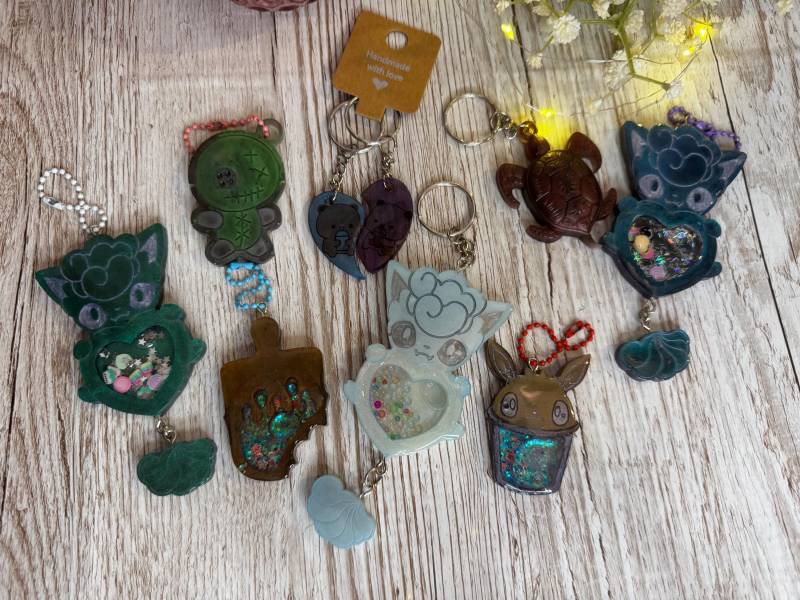Abverkauf Handgemachte Epoxidharz Schlüsselanhänger | Resin Anhänger in Verschiedenen Designs Unikate & Reststücke von Resinabis