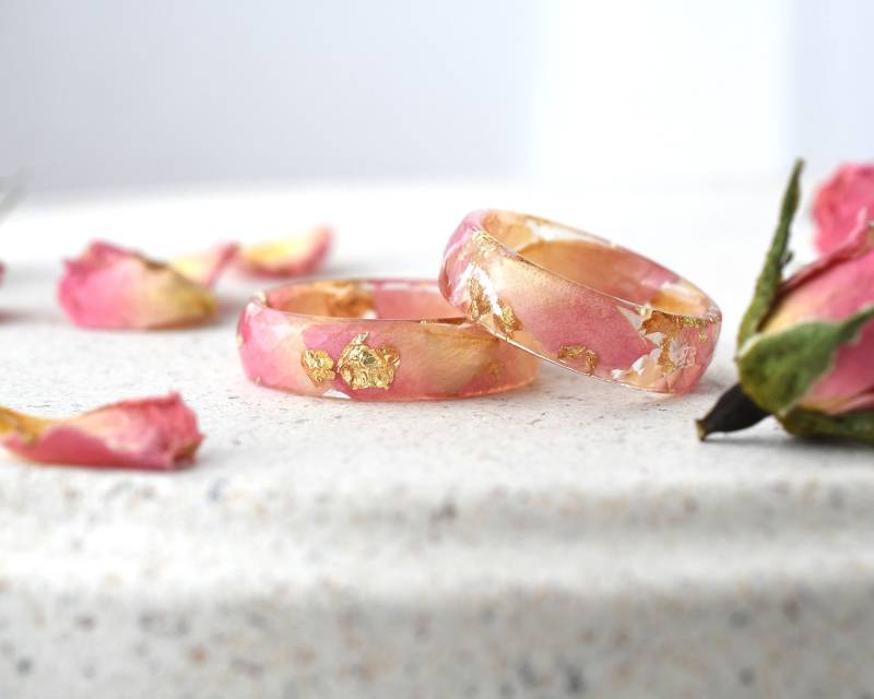 Facettierter Resin Ring Mit Rosenblätter & Blattgold Von Der Natur Inspirierter Brautschmuck von Resity