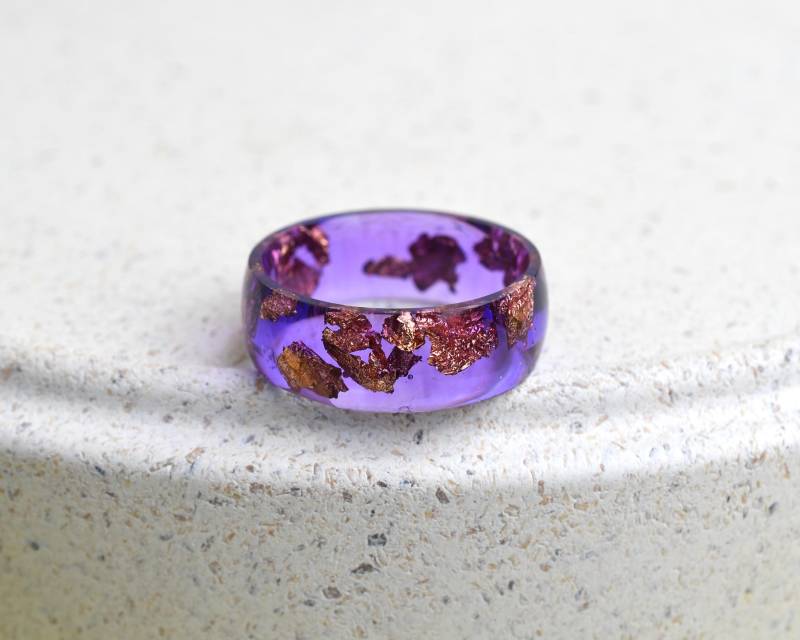 Handgefertigter Glatter Harzring Mit Roségold-Blatt in Cosmic Violet - 8 Mm Statement-Band | Alternativer Schmuck von Resity