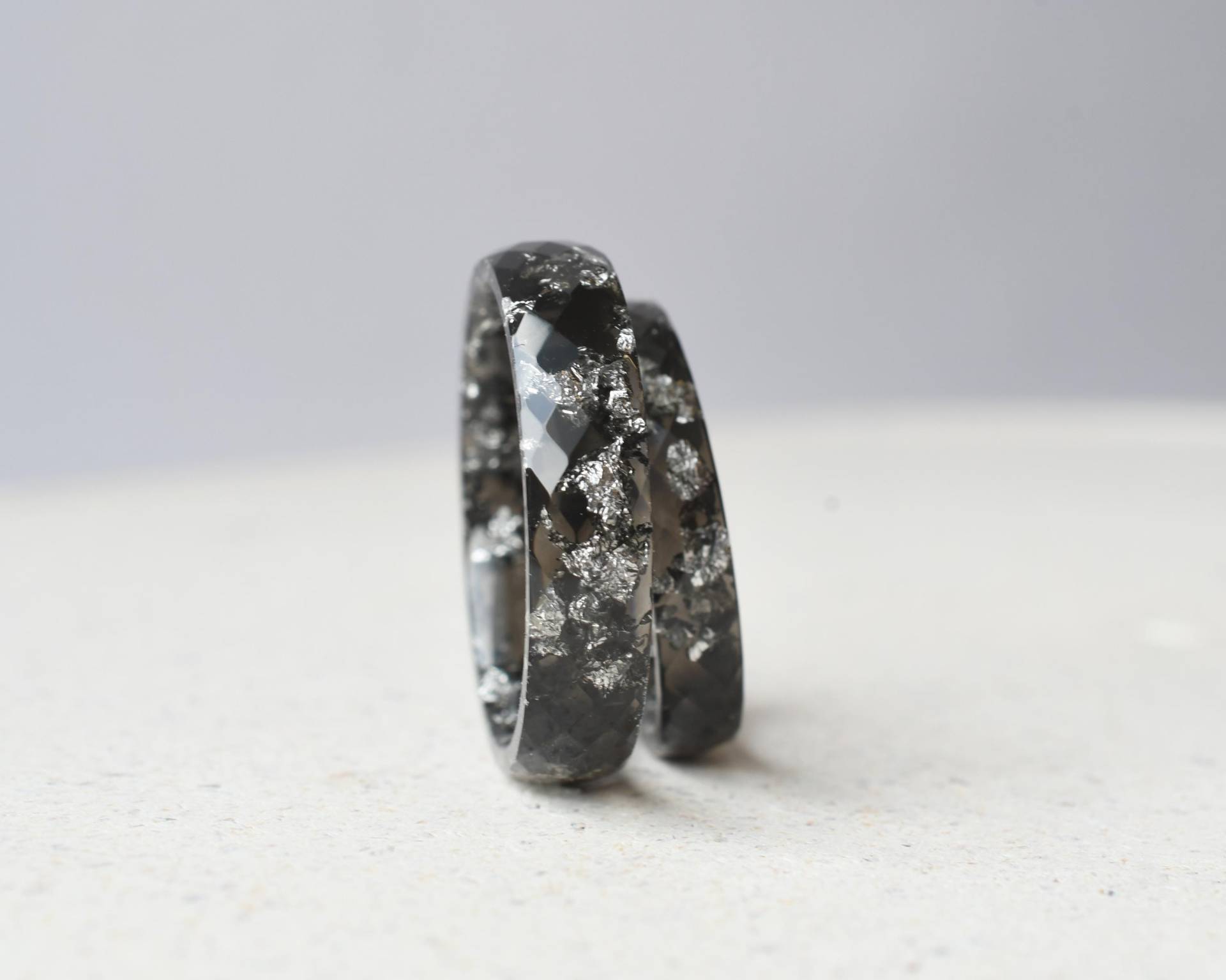 Jahrestagsgeschenk Für Paare - Partnerringe Aus Schwarzem Harz Mit Silberflocken Handgemachtes Ring-Set von Resity