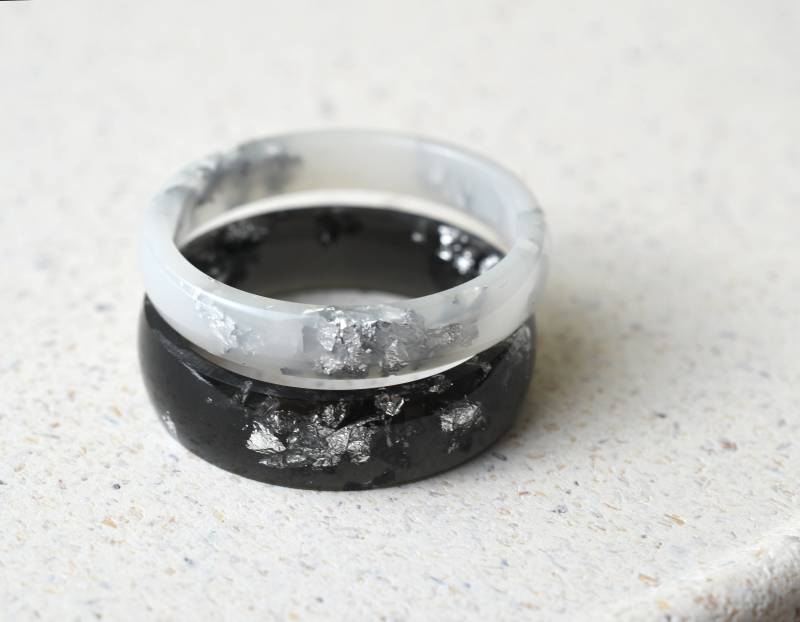 Passendes Harz Paare Ring Set Schwarz Und Weiß Mit Silber Blatt von Resity