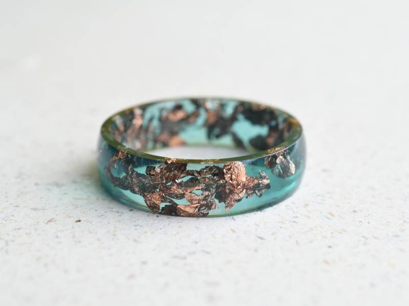 Smaragdgrüner Harzring Mit Roségoldflocken - Geschenk Zum Mai-Geburtstag Handgemachter Schmuck Unisex Ring von Resity