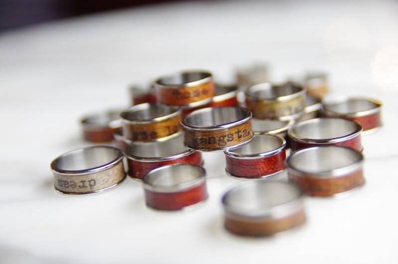 Schreibmaschine Poesie Ring Mahagoni Holz & Edelstahl von ResoluteStar