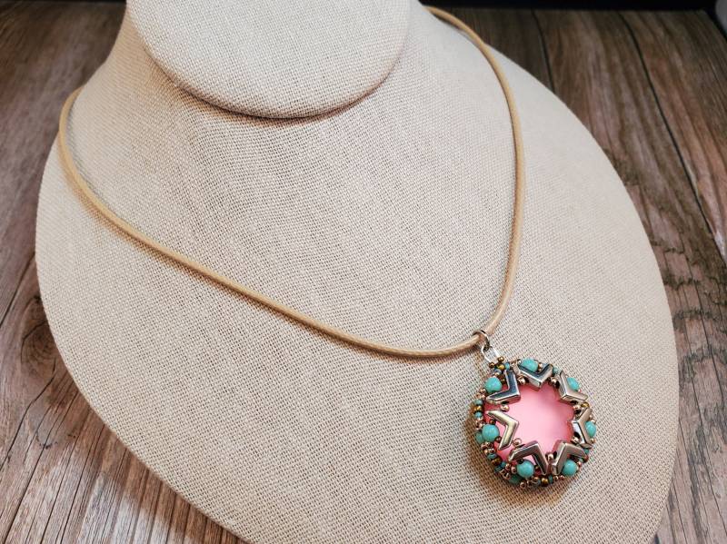 Feuer Vom Himmel Anhänger, Handgewebter Perlenschmuck Mit Lucite Lunasoft Cabochon, Saatperlen Und Metallperlen An Einer Gewachsten Baumwollschnur von RespiteCreations