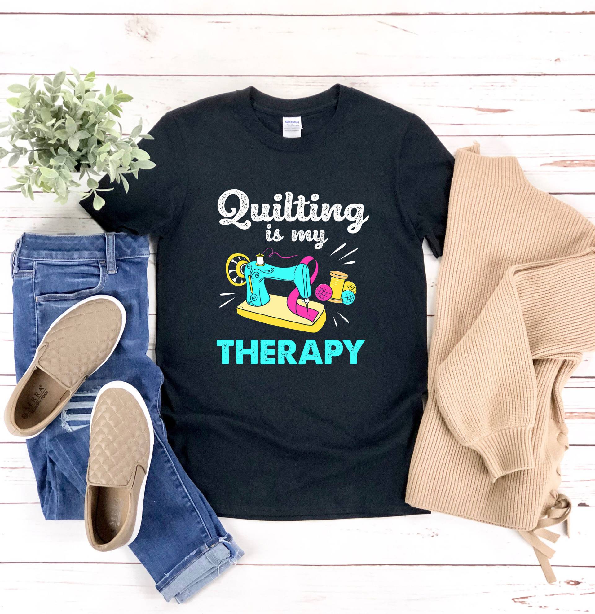 Lustiges Quilting Shirt, Is My Therapy, Quilt Shirt Frauen, Quilter Nähmaschinen Lustiges Quilting Shirt, Is My Therapy, Quilt Shirt Frauen, Quilter Nähmaschinen von Retailorie