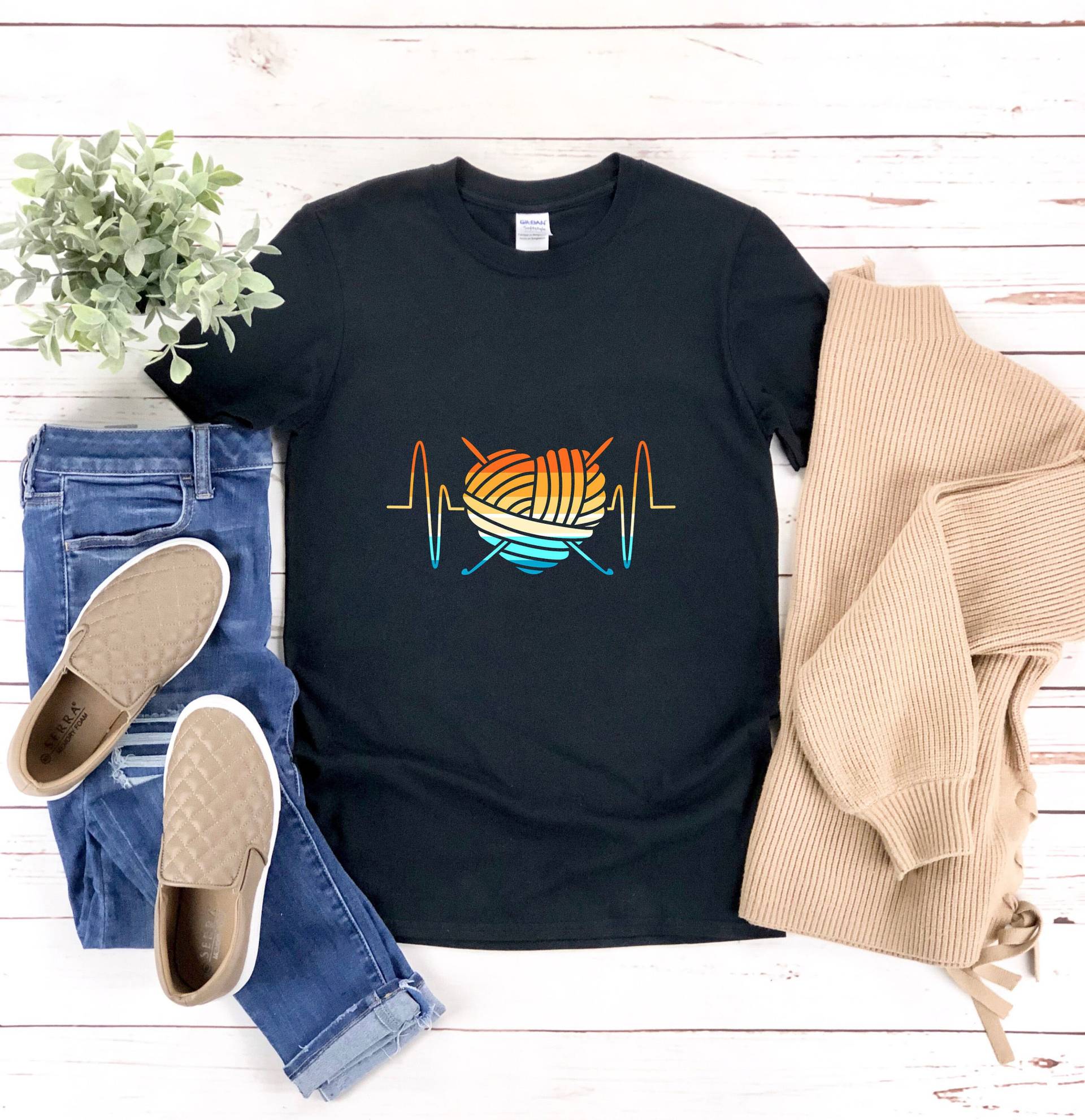 Retro Garn, Herzschlaggarn, I Love Häkeln, Garn Shirt, Liebhaber Geschenk, Ich Liebe Stricken, Stricken Liebhaber, Häkeln Shirt Retro Garn, Herzschlaggarn, I Love Häkeln, Garn Shirt, Liebhaber Geschenk, Ich Liebe Stricken, Stricken Liebhaber, Häkeln Shirt von Retailorie