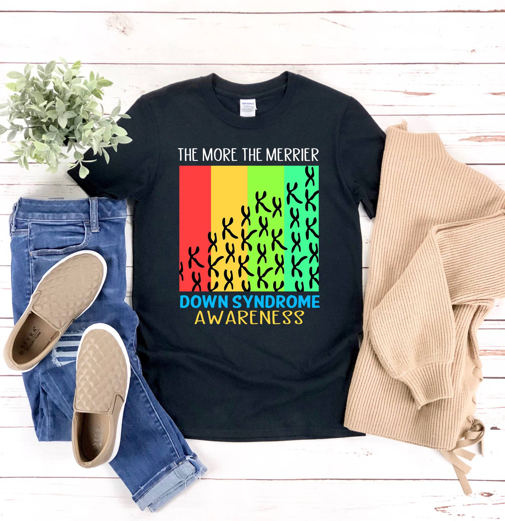 The More Merrier, Down Syndrom Shirt, Awareness Bunte Shirt Designs, T21 Tshirt The More Merrier, Down Syndrom Shirt, Awareness Bunte Shirt Designs, T21 Tshirt von Retailorie