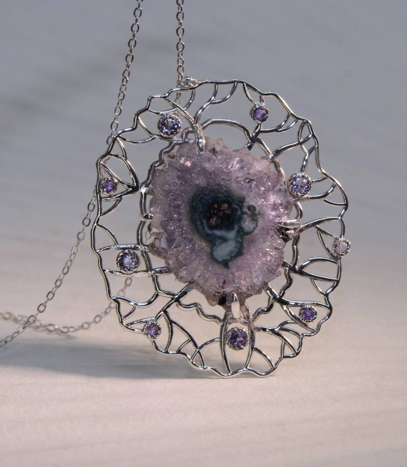 Amethyst Mandala Blumen Anhänger Mit Natürlichen Edelstein Kristall in Zarte Silberne Spitze von RethinkGold