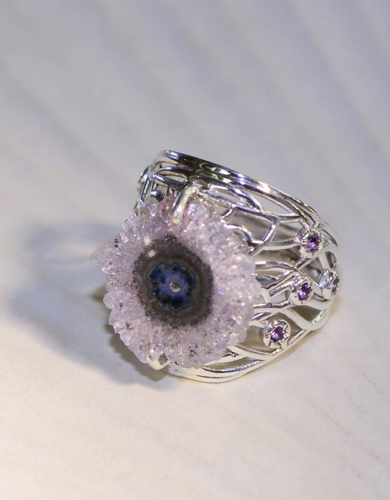 Amethyst Mandala Blumenring Mit Natürlichen Edelstein Kristall Und Silberspitze von RethinkGold
