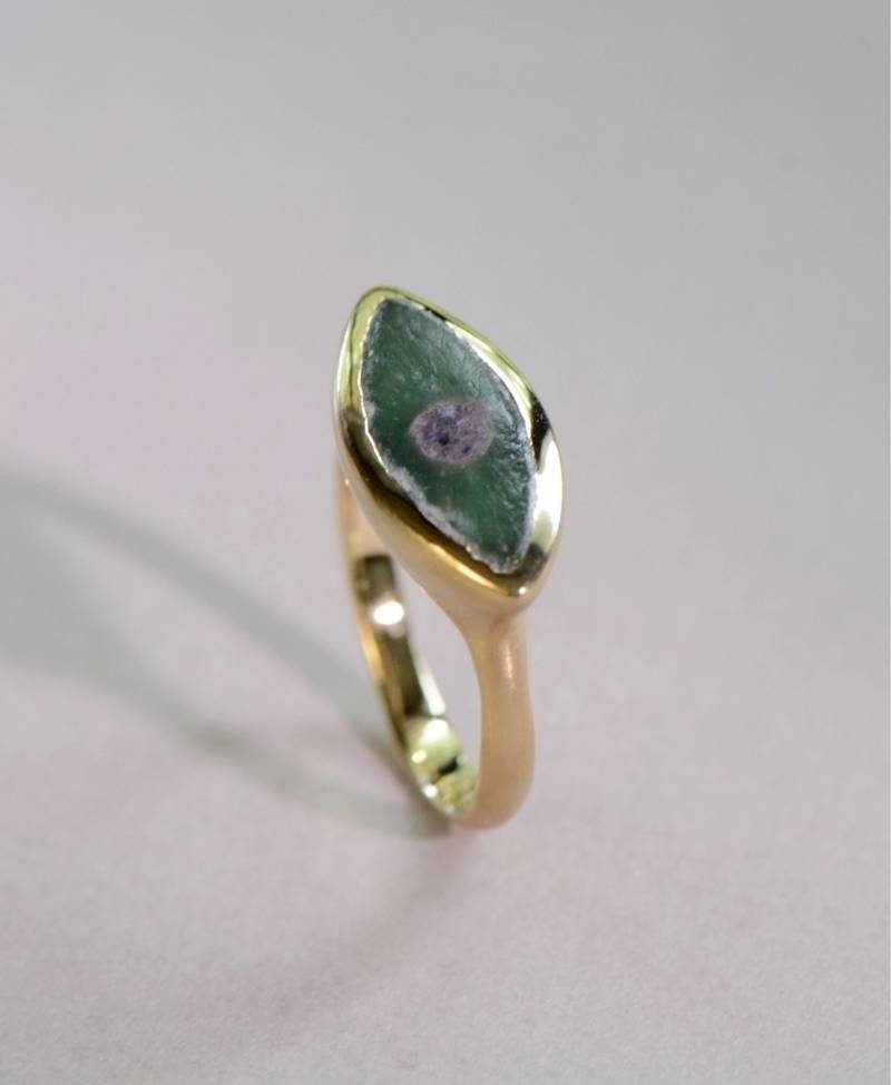 Auge Von Horus Ring, Grün Und Gold Rubin in Fuchsit Schutzsymbol Ra Ring von RethinkGold