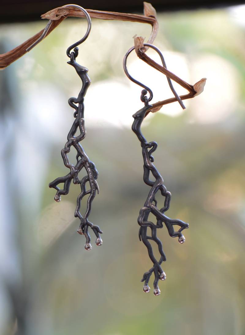 Geschwärzte Silber Baum Ast Ohrringe Mit Winzigem Diamant "Regentropfen" von RethinkGold