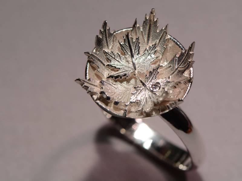 Herbstlaub Silber Ring Mit Diamant Tautropfen von RethinkGold